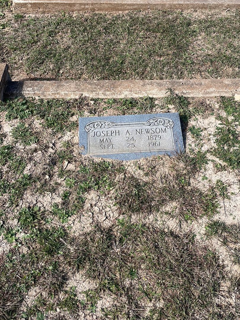 Joseph A. Newsom's grave. Photo 1