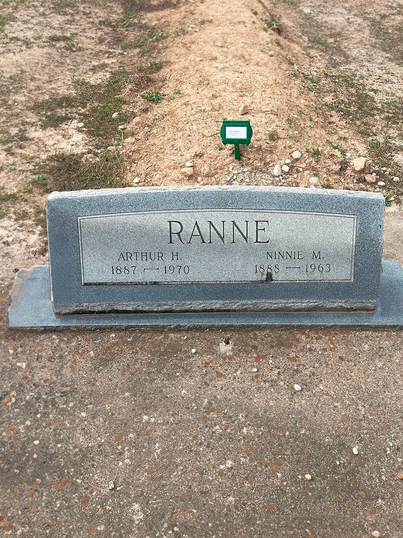 Ninnie M. Ranne's grave. Photo 1