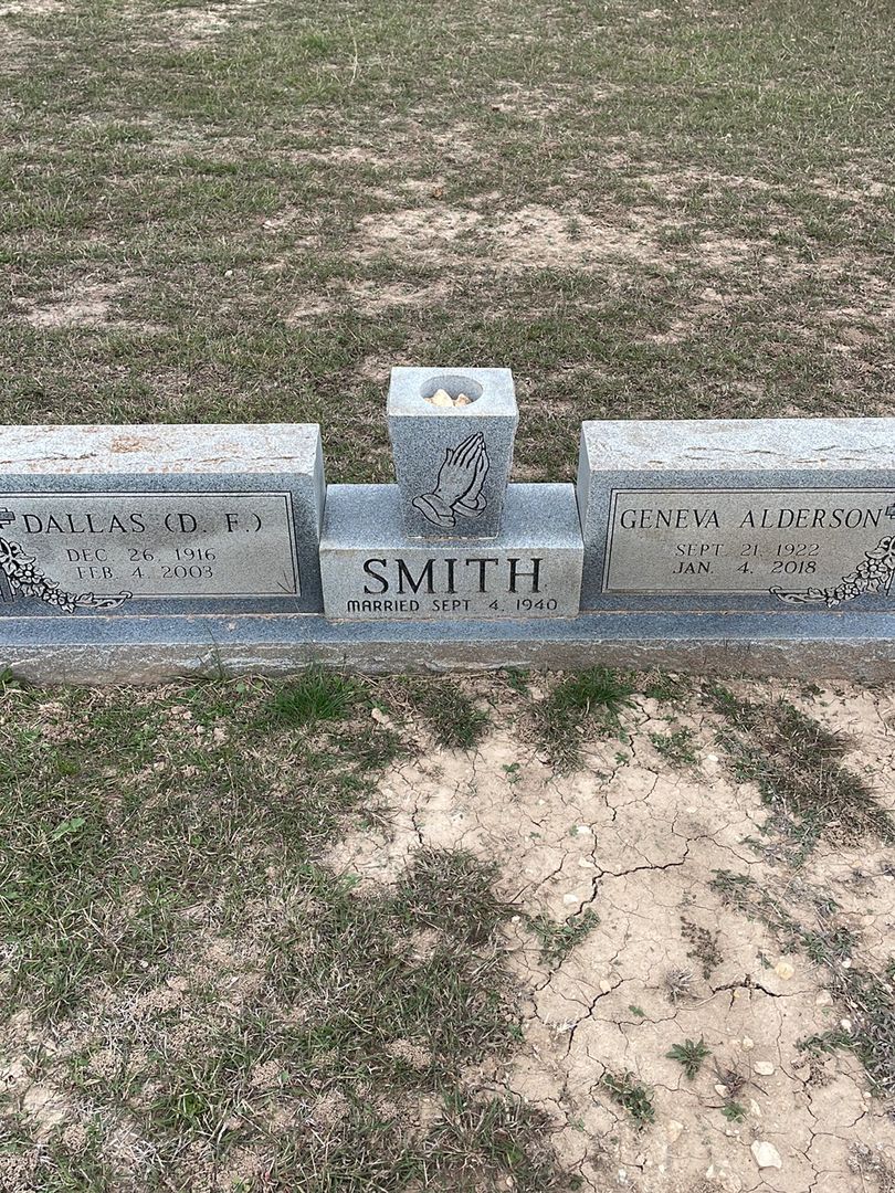 Geneva Alderson Smith's grave. Photo 1