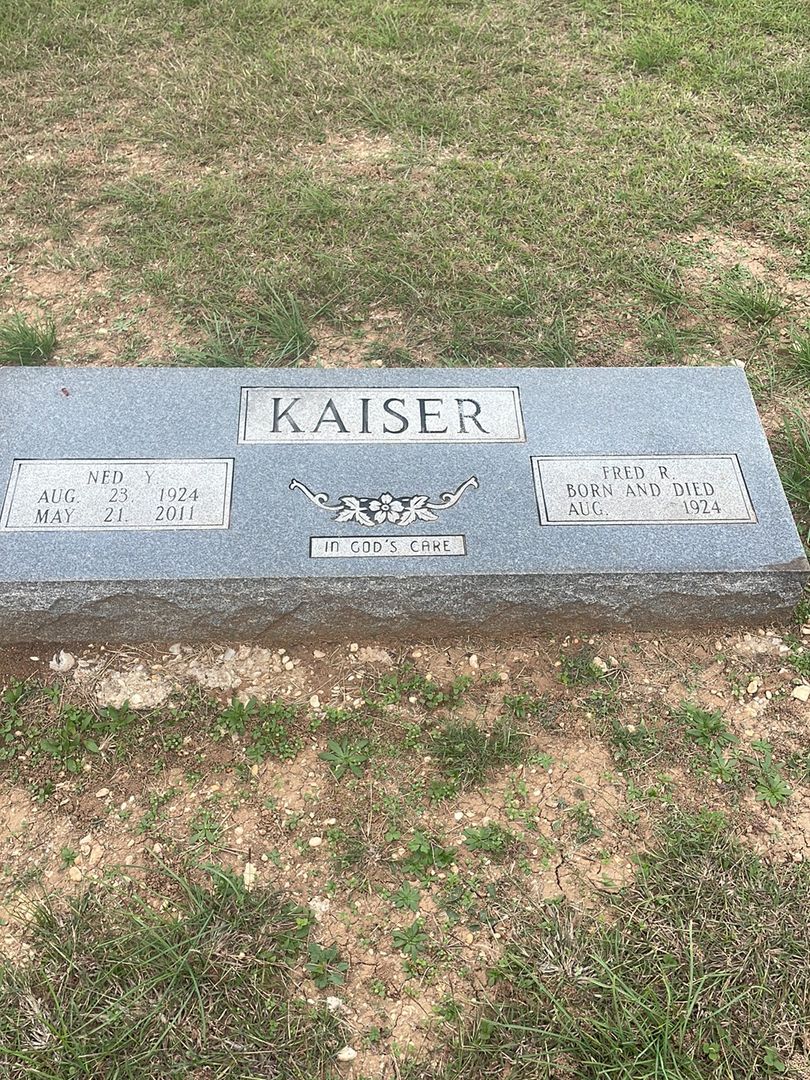 Ned Y. Kaiser's grave. Photo 1