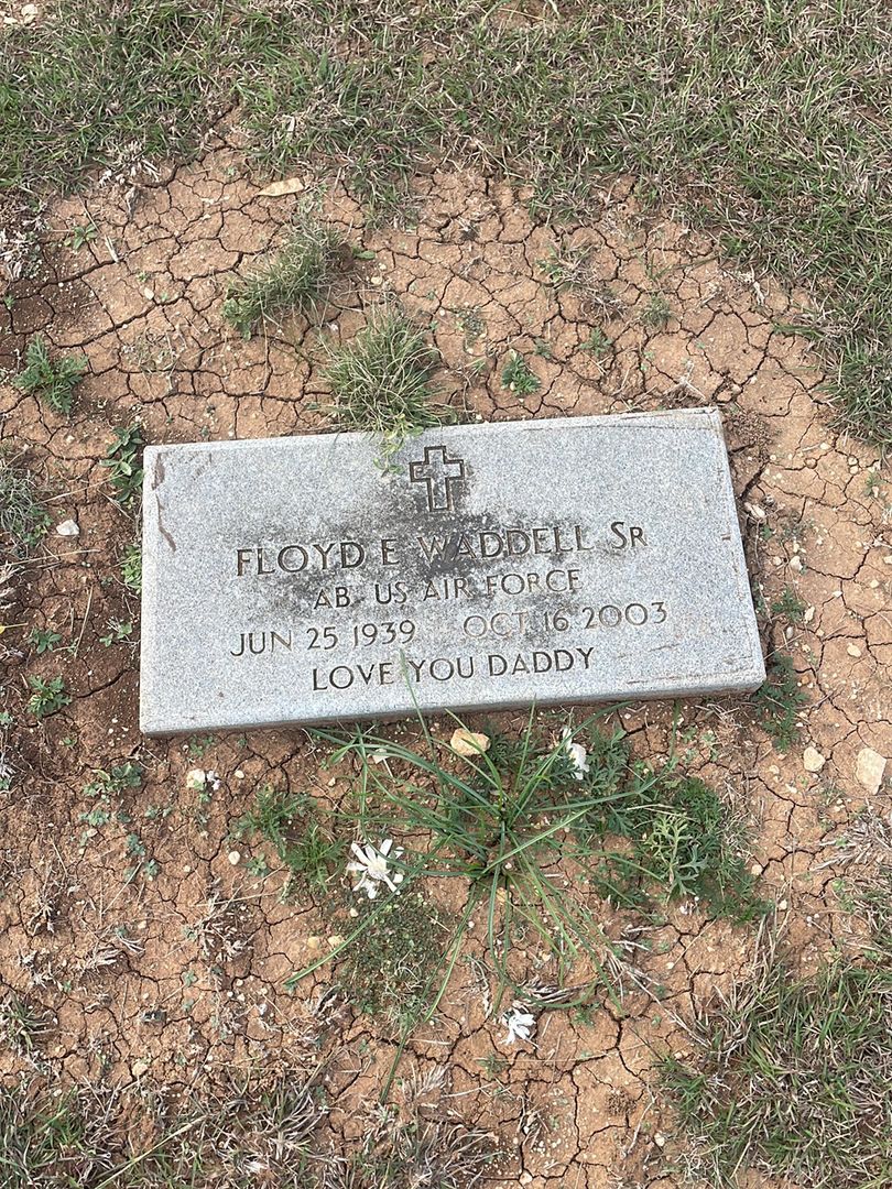 Floyd E. Waddell Senior's grave. Photo 1
